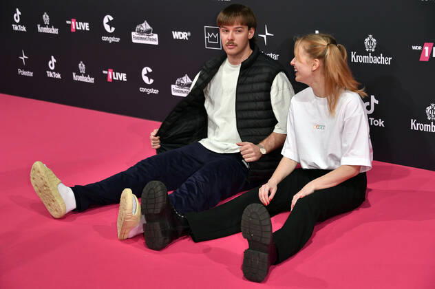 Adrian Vogt (Aditotoro) und Hannah Tulnik bei der 23. Verleihung der 1Live Krone 2022 in der Jahrhunderthalle. Bochum, 08.12.2022
