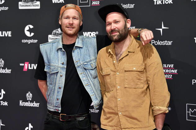 Jojo Berger und Andy Berger von Querbeat bei der 23. Verleihung der 1Live Krone 2022 in der Jahrhunderthalle. Bochum, 08.12.2022