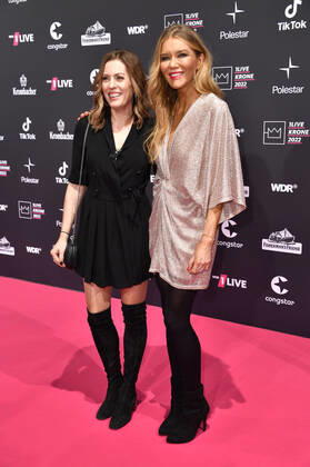 Jule Gölsdorf und Laura Karasek bei der 23. Verleihung der 1Live Krone 2022 in der Jahrhunderthalle. Bochum, 08.12.2022