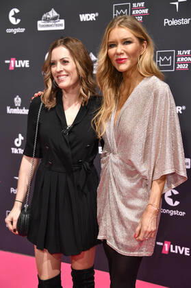 Jule Gölsdorf und Laura Karasek bei der 23. Verleihung der 1Live Krone 2022 in der Jahrhunderthalle. Bochum, 08.12.2022