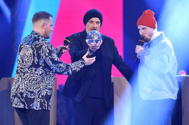 Dennis Wolter, Torsten Sträter und Benjamin Wolter bei der 23. Verleihung der 1Live Krone 2022 in der Jahrhunderthalle. Bochum, 08.12.2022