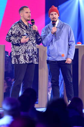 Dennis Wolter und Benjamin Wolter bei der 23. Verleihung der 1Live Krone 2022 in der Jahrhunderthalle. Bochum, 08.12.2022