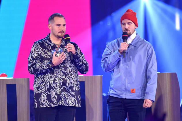 Dennis Wolter und Benjamin Wolter bei der 23. Verleihung der 1Live Krone 2022 in der Jahrhunderthalle. Bochum, 08.12.2022