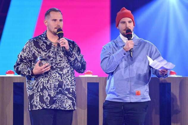Dennis Wolter und Benjamin Wolter bei der 23. Verleihung der 1Live Krone 2022 in der Jahrhunderthalle. Bochum, 08.12.2022
