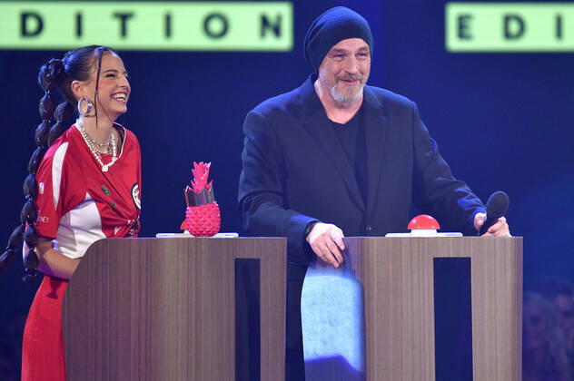 Nina Chuba und Torsten Sträter bei der 23. Verleihung der 1Live Krone 2022 in der Jahrhunderthalle. Bochum, 08.12.2022