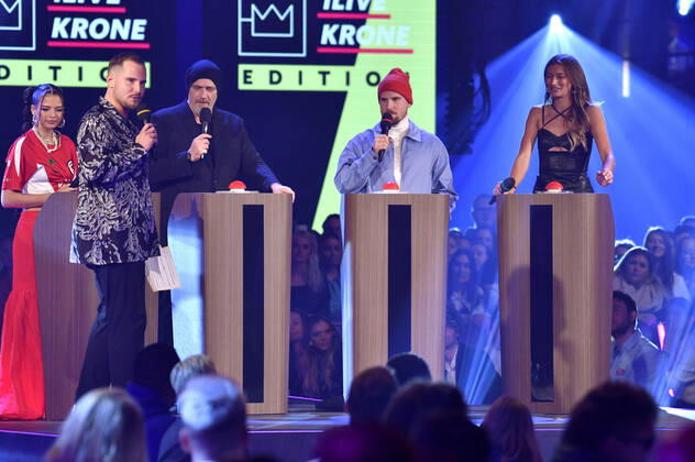 Nina Chuba, Dennis Wolter, Torsten Sträter, Benjamin Wolter und Leony bei der 23. Verleihung der 1Live Krone 2022 in der Jahrhunderthalle. Bochum, 08.12.2022