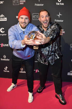 Dennis Wolter und Benjamin Wolter bei der 23. Verleihung der 1Live Krone 2022 in der Jahrhunderthalle. Bochum, 08.12.2022