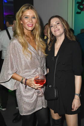 Laura Karasek und Jule Gölsdorf bei der 23. Verleihung der 1Live Krone 2022 in der Jahrhunderthalle. Bochum, 08.12.2022