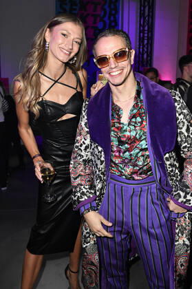 Leony und Frans Zimmer (Alle Farben) bei der 23. Verleihung der 1Live Krone 2022 in der Jahrhunderthalle. Bochum, 08.12.2022
