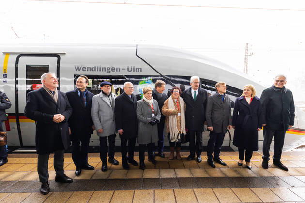 Bilder des Jahres 2022, News 12 Dezember News Bilder des Tages Neubaustrecke Wendlingen - Ulm offiziell eröffnet. Sonderzüge brachten Bahnchef Richard Lutz, Ministerpräsident Winfried Kretschmann und weitere Ehrengäste zum Hauptbahnhof Ulm zur offiziellen Eröffnungsfeier. Zehn Jahre wurde am 60 Kilometer langen Streckenabschnitt gebaut, vier Milliarden Euro investiert. Die volle Wirkung entfalten wird die Strecke aber erst mit der Eröffnung des neuen Bahnknotens Stuttgart im Jahre 2025. 09.12.2022: Deutschland, Baden-Württemberg, Ulm.
