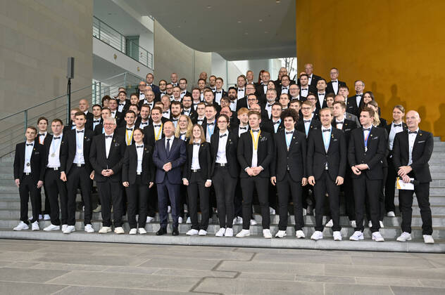 Bilder des Jahres 2022, News 12 Dezember News Themen der Woche KW49 Olaf Scholz beim Empfang der der Deutschen Berufe-Nationalmannschaft im Bundeskanzleramt. Deutschland erzielte beim WorldSkills-Wettbewerb, der erstmals dezentral in 15 Nationen auf der ganzen Welt ausgetragen wurde, das beste Ergebnis seit mehr als 17 Jahren. Berlin, 08.12.2022