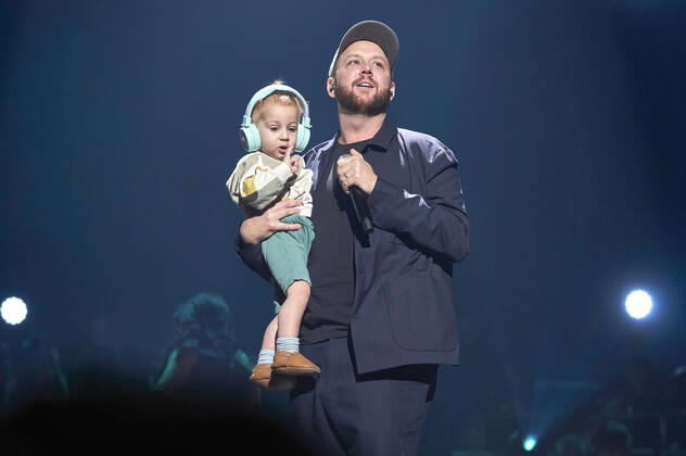 Matt Simons mit Sohn Beck live bei der Night of the Proms 2022 in der ZAG Arena. Hannover, 08.12.2022