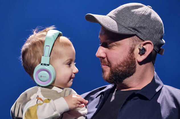 Matt Simons mit Sohn Beck live bei der Night of the Proms 2022 in der ZAG Arena. Hannover, 08.12.2022