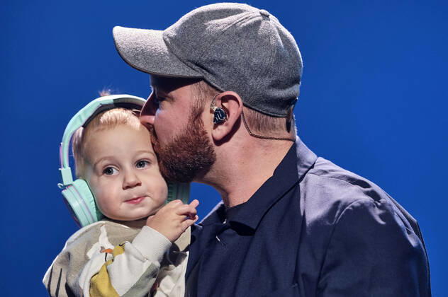 Matt Simons mit Sohn Beck live bei der Night of the Proms 2022 in der ZAG Arena. Hannover, 08.12.2022