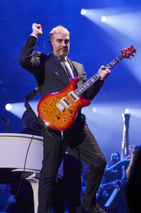 John Miles Jr. live bei der Night of the Proms 2022 in der ZAG Arena. Hannover, 08.12.2022