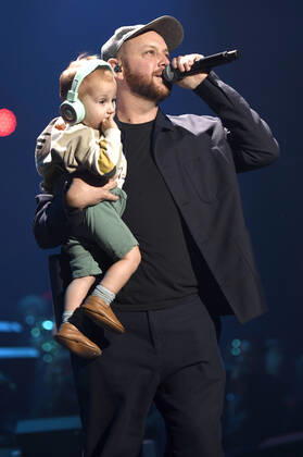 Matt Simons mit Sohn Beck live bei der Night of the Proms 2022 in der ZAG Arena. Hannover, 08.12.2022