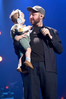 Matt Simons mit Sohn Beck live bei der Night of the Proms 2022 in der ZAG Arena. Hannover, 08.12.2022