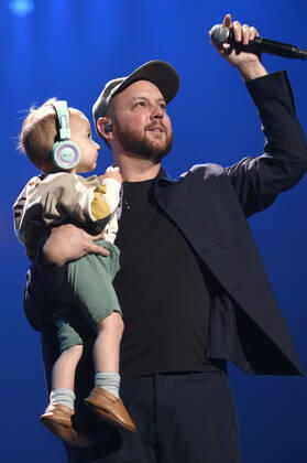 Matt Simons mit Sohn Beck live bei der Night of the Proms 2022 in der ZAG Arena. Hannover, 08.12.2022