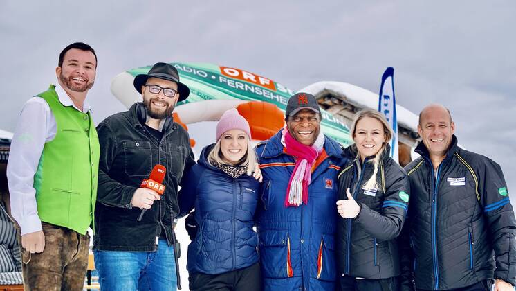 Bilder des Jahres 2022, Entertainment 12 Dezember Entertainment Themen der Woche KW49 Entertainment Bilder des Tages 09.12.2022; Haus im Ennstal, Hauser Kaibling, Schladming, Steiermark, Österreich, Europa Entertainer Legende Roberto Blanco zum Winter Ski Saison Start auf dem Hauser Kaibling mit Ehefrau Luzandra Blanco. Gut gelaunt präsentiert sich der Schlagerstar im Schnee. Wörtlich im Interview mit dem ORF: Als Kubaner bin ich im Schnee halt gut zu finden - spielt Blanco auf seine dunkle Hautfarbe an. Ein bisschen Spaß muss halt sein. Auf dem Foto: Hauser Kaibling Geschäftsführer Klaus Hofstätter
