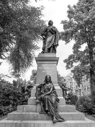 RECORD DATE NOT STATED The Mendelssohn Denkmal monument to German musician Jakob Ludwig Felix Mendelssohn Bartholdy was designed by Werner Stein in 1892 in Leipzig Germany in black and white , 15652358.jpg, 1892, bartholdy, denkmal, designed, deutschland, felix, mendelssohn, german, germany, jakob, landmark, leipzig, ludwig, monument, musician, stein, werner, black, white, bw