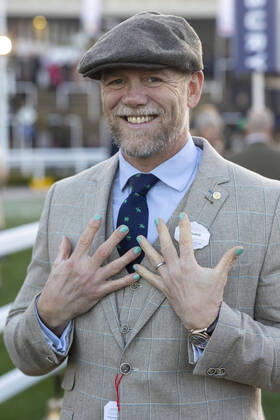 Bilder des Jahres 2022, Entertainment 12 Dezember Entertainment Themen der Woche KW49 Entertainment Bilder des Tages . 09 12 2022. Cheltenham, United Kingdom. Mike Tindall shows his painted nails that his daughter Mia did for him , as he attends the International Race Meeting at Cheltenham Race Course, United Kingdom.  xi-Imagesx IIM-24001-0018