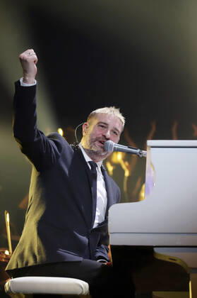 John Miles Jr. live bei der Night of the Proms 2022 in der Barclay Card Arena. Hamburg, 09.12.2022