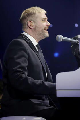 John Miles Jr. live bei der Night of the Proms 2022 in der Barclay Card Arena. Hamburg, 09.12.2022