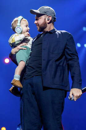 Matt Simons mit Sohn Beck live bei der Night of the Proms 2022 in der ZAG Arena. Hannover, 08.12.2022