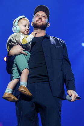 Matt Simons mit Sohn Beck live bei der Night of the Proms 2022 in der ZAG Arena. Hannover, 08.12.2022