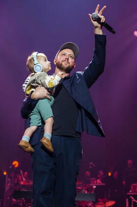 Matt Simons mit Sohn Beck live bei der Night of the Proms 2022 in der ZAG Arena. Hannover, 08.12.2022