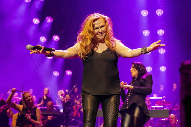 Carol Decker (TÂ Pau) live bei der Night of the Proms 2022 in der ZAG Arena. Hannover, 08.12.2022