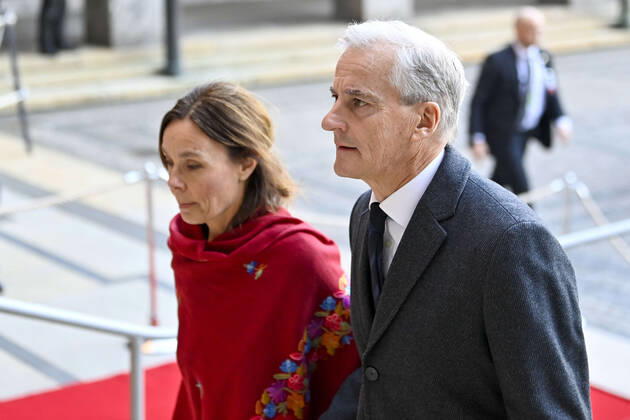 Oslo 20221210 Marit Slagsvold and Prime Minister Jonas Gahr Støre Ap arrive at the awarding of the Nobel Peace Prize for 2022 in Oslo townhouse Saturday Oslo Norway xx,  Copyright: xAnnikaxByrdex w51LEt0o4Yk