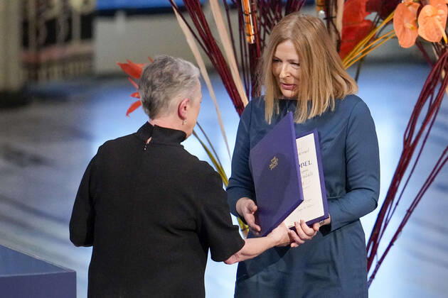 Oslo 20221210 Leader Berit Reiss Andersen of the Nobel Committee awards Natallia Pintsjuk, who represents her husband, the activist Ales Byalyatski from Belarus, the Nobel Peace Prize for 2022 in an Oslo townhouse on Saturday. Russia and Ukraine Oslo Norway xx,  Copyright: xRodrigoxFreitasx 0yzt1turUF8
