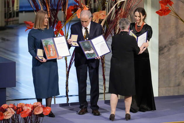 Oslo 20221210 Chair Berit Reiss Andersen of the Nobel Committee awards fv Natallia Pintsyuk, who represents her husband, activist Ales Byalyatski from Belarus Jan Ratchinskij, who represents the Russian organization Memoria  Copyright: xRodrigoxFreitasx 72PQgd3Fqms