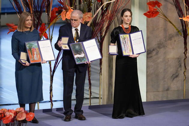 Oslo 20221210 F v Natallia Pintsyuk, who represents her husband, the activist Ales Byalyatski from Belarus Jan Ratchinskij, who represents the Russian organization Memorial and Oleksandra Matvyytsyuk, who represents the Ukrainian organization Center for Civil Libertie  Copyright: xRodrigoxFreitasx QHsV-TiMm80