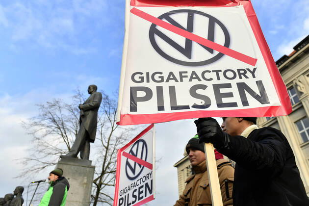 Bilder des Jahres 2022, News 12 Dezember News Bilder des Tages Czech Aviation Association organised the second protest against planned construction of Volkswagen (VW) EV battery factory at the reserve army airport Line at namesti T. G. Masaryka in Plzen, Czech Republic, today, on Saturday, December 10, 2022. (CTKxPhoto MiroslavxChaloupka) CTKPhotoP2022121004171  P2022121004171