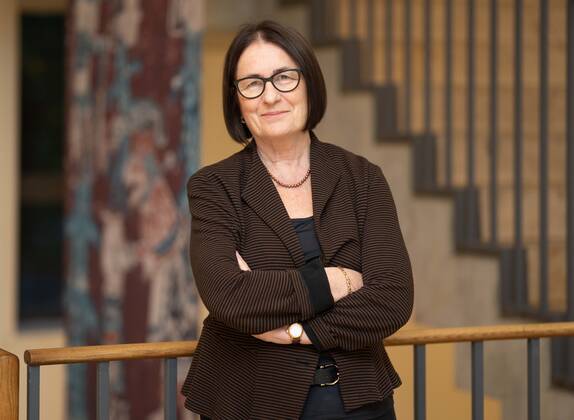 Irina Scherbakowa HONORARFREI für Produkte von Saechsische.de und Saechsischer Zeitung. Lesung und Gespräch mit Friedensnobelpreisträgerin Irina Scherbakowa in SLUB in Dresden. In Â»Die Hände meines VatersÂ« erzählt die in Moskau geborene Autorin die Geschichte ihrer jüdisch-russischen Familie vor dem Panorama der Oktoberrevolution, der Weltkriege sowie des gesamten 20. Jahrhunderts. Dabei zeichnet sie nicht nur das Porträt einer Familie, der es stets mit viel Glück gelang, düstere Zeiten zu überstehen, sondern auch und vor allem die Geschichte eines bewegten Jahrhunderts, die uns noch heute beschäftigt. Irina Scherbakowa gehört zu den Gründer:innen der Menschenrechtsorganisation Memorial, die Stalin-Opfer und deren A