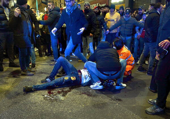 Bilder des Jahres 2022, News 12 Dezember News Themen der Woche KW49 News Bilder des Tages Milan - Stabbing occurred near Corso Buenos Aires during the celebrations of Morocco fans for their victory in the World Cup (in the photo, a man on the ground bleeding after the stabbing) Editorial Usage Only  Copyright: xmaurizioxmaulex xIPAx Agenzia_Fotogramma_FGR3700799