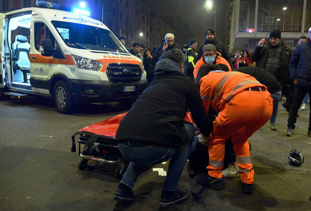 Milan - Stabbing occurred near Corso Buenos Aires during the celebrations of Morocco fans for their victory in the World Cup (in the photo, the doctors who help the stabbed man) Editorial Usage Only  Copyright: xmaurizioxmaulex xIPAx Agenzia_Fotogramma_FGR3700800