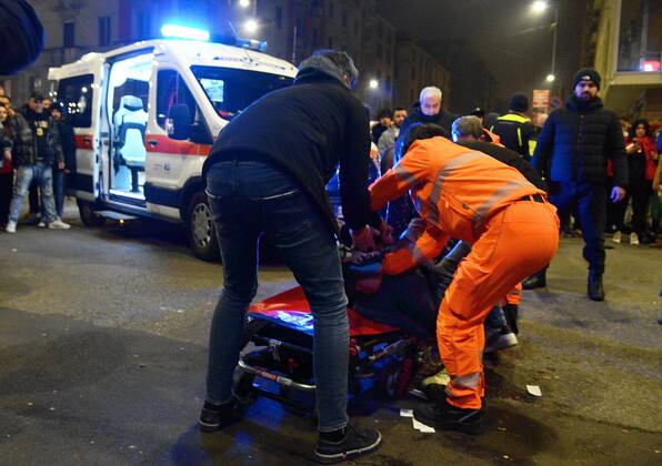 Milan - Stabbing occurred near Corso Buenos Aires during the celebrations of Morocco fans for their victory in the World Cup (in the photo, the doctors who help the stabbed man) Editorial Usage Only  Copyright: xmaurizioxmaulex xIPAx Agenzia_Fotogramma_FGR3700793