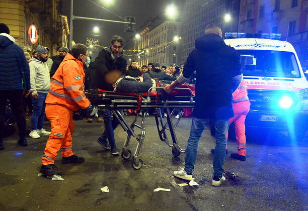 Milan - Stabbing occurred near Corso Buenos Aires during the celebrations of Morocco fans for their victory in the World Cup (in the photo, the doctors who help the stabbed man) Editorial Usage Only  Copyright: xmaurizioxmaulex xIPAx Agenzia_Fotogramma_FGR3700794