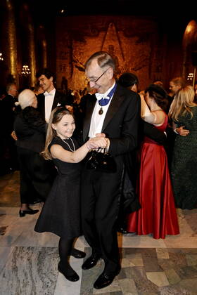 STOCKHOLM 20221210 Nobel laureate in physiology or medicine Svante Pääbo with daughter Freya Vigilant during the dance after dinner during the Nobel banquet in the City Hall in Stockholm on Saturday STOCKHOLM Sweden x10030x,  Copyright: xJonasxEkströmer TTx NOBEL 2022 BANKETTEN