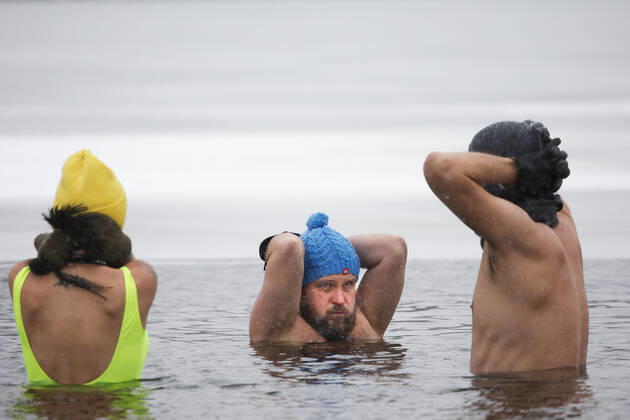 Bilder des Jahres 2022, News 12 Dezember News Bilder des Tages Three Day Snowstorm In Poland Forecast Walruses or Morsy as they are called in Polish are seen swimming in a lake in Warsaw, Poland on 11 December, 2022. A snow storm lasting at least three days is expected across the country with some spots expecting between 20 and 30 centimeters of snow leading to traffic paralysis. The snow storm starting on Sunday is expected to last until Tuesday. Warsaw Masovian Voivodeship Poland  Copyright: xSTRx originalFilename: arriens-threeday221211_npkxJ.jpg