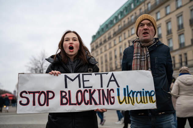 Bilder des Jahres 2022, News 12 Dezember News Themen der Woche KW49 News Bilder des Tages 11.12.2022, Berlin, Deutschland, Europa - Eine friedliche Protestkundgebung mit circa 50 teilnehmenden Ukrainern und Aktivisten auf dem Pariser Platz gegenueber der amerikanischen Botschaft vor dem Brandenburger Tor unter dem Motto Meta - Stop Blocking Ukraine gegen die Sperrung und Blockade ukrainischer Konten auf Platformen sozialer Medien des Meta-Konzerns, wie Facebook und Instagram.