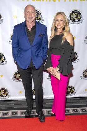 Kitt Wakeley mit Ehefrau bei der Verleihung der 7. Young Entertainer Awards im Universal Sheraton Hotel. Universal City, 11.12.2022