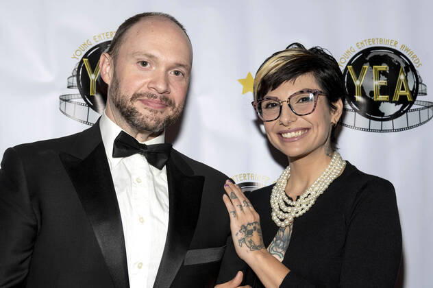 Jon Bailey mit Begleitung bei der Verleihung der 7. Young Entertainer Awards im Universal Sheraton Hotel. Universal City, 11.12.2022