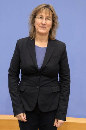 Simone Wisotzki bei der Bundespressekonferenz zum Rüstungsexportbericht 2022 der Gemeinsamen Konferenz Kirche und Entwicklung (GKKE) im Haus der Bundespressekonferenz. Berlin, 13.12.2022