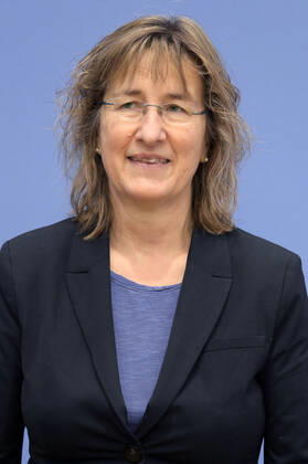 Simone Wisotzki bei der Bundespressekonferenz zum Rüstungsexportbericht 2022 der Gemeinsamen Konferenz Kirche und Entwicklung (GKKE) im Haus der Bundespressekonferenz. Berlin, 13.12.2022