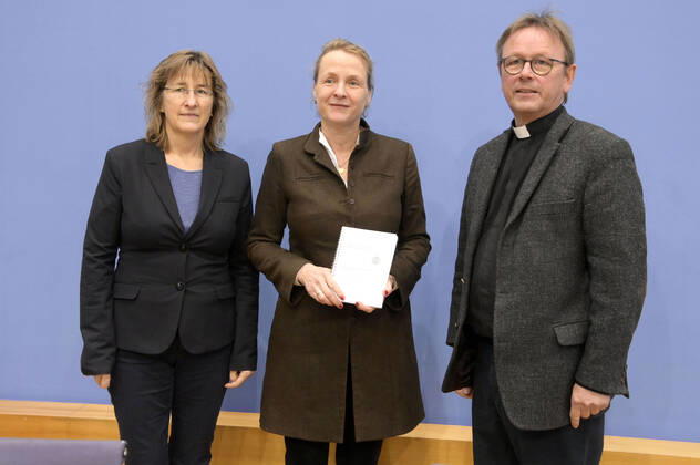 Simone Wisotzki, Anne Gidion und Karl Jüsten bei der Bundespressekonferenz zum Rüstungsexportbericht 2022 der Gemeinsamen Konferenz Kirche und Entwicklung (GKKE) im Haus der Bundespressekonferenz. Berlin, 13.12.2022
