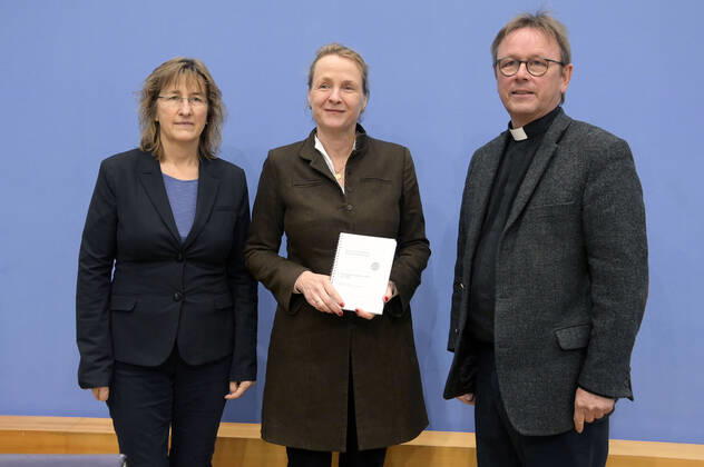 Simone Wisotzki, Anne Gidion und Karl Jüsten bei der Bundespressekonferenz zum Rüstungsexportbericht 2022 der Gemeinsamen Konferenz Kirche und Entwicklung (GKKE) im Haus der Bundespressekonferenz. Berlin, 13.12.2022